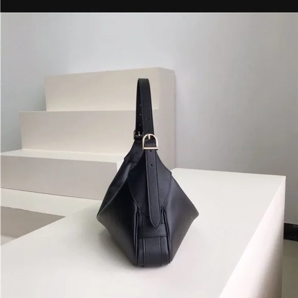 Elegant Black Leather Handbag - Picture 2 of 16